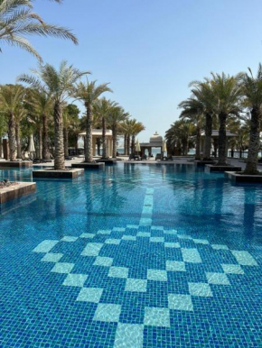 Spacious 2-bedroom beachfront apartment with pool